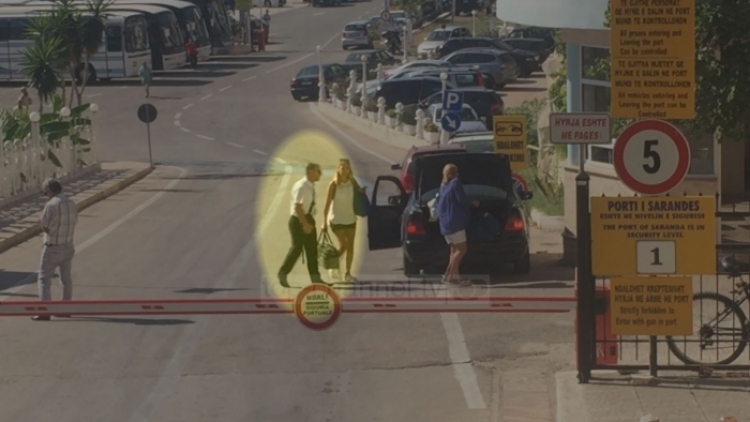 Denoncimi, Përgjegjësi i Sigurisë së portit të Sarandës përdor makinën e tij si taksi për turistët [VIDEO]