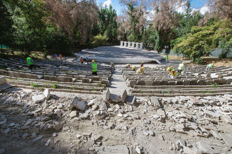 Përfundon rikonstruksioni i Teatrit të Hapur te Liqeni Artificial [FOTO]