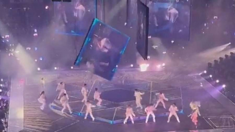 SHOKUESE! Ekrani bie mbi performuesit gjatë koncertit, shtyp këngëtarin (VIDEO)
