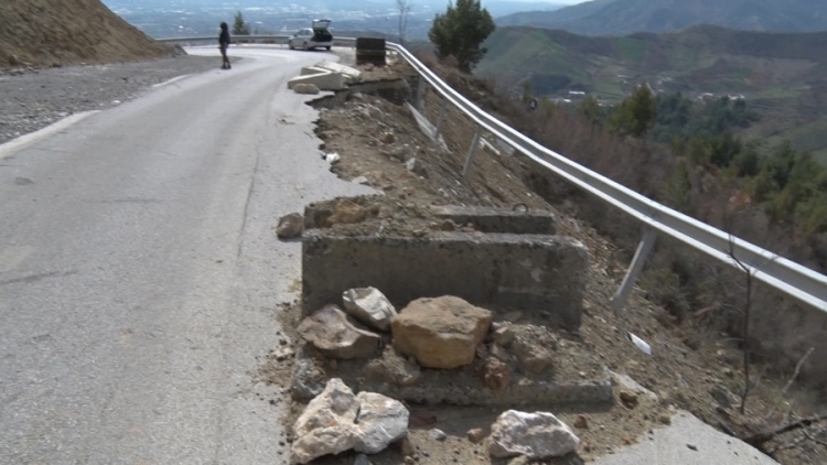 Moti i keq, rëshqet rruga, bllokohet Dogana e Trebishtit që lidh Shqipërinë me Maqedoninë