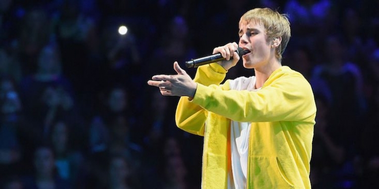 Fansat iu lutën Bieber të anullojë turin në Angli pas sulmit terrorist, ja pse ai s’duhet ta bëjë