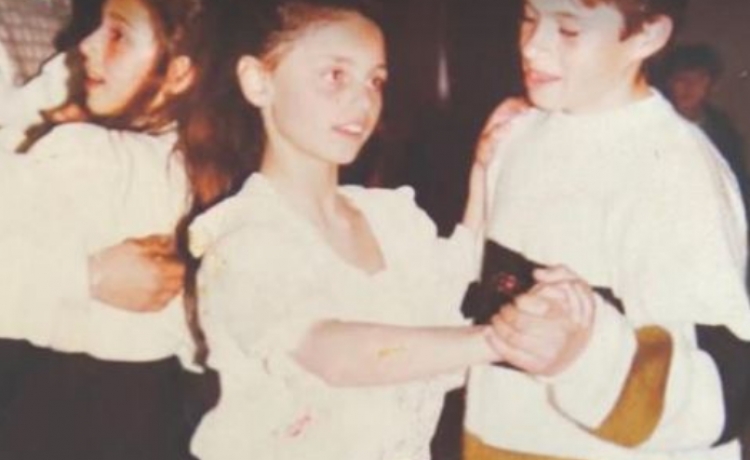 Sot është një nga këngëtaret më të famshme shqiptare, por e gjeni dot kush është fëmija në FOTO? Zbulojeni!