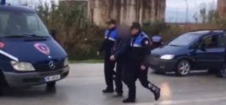 Policia e Vlorës ndalon volkswagen-in e dy të rinjve, kontrollojnë tapicerinë dhe gjejnë 6 kg drogë