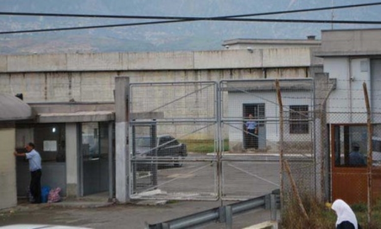 Tre të burgosur tentojnë të arratisen nga burgu i Fushë Krujës presin hekurat e dritares