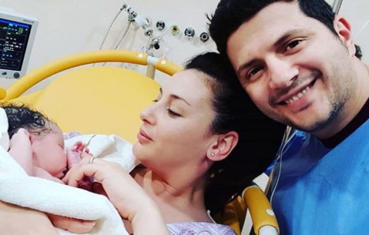 Vajza e Ermal Mamaqit ''Mbretëresha e re e Instagramit'', thyen rekord që ditën e parë të lindjes [FOTO]