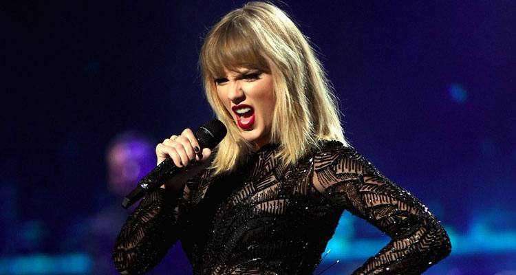 Mbyllet gjyqi i Taylor Swift kundër DJ që i kapi të pasmet pa dëshirën e saj! Ja vendimi [FOTO]