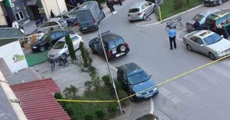 E rëndë, i moshuari bie nga kati i gjashtë dhe humbet jetën, policia dyshon për..