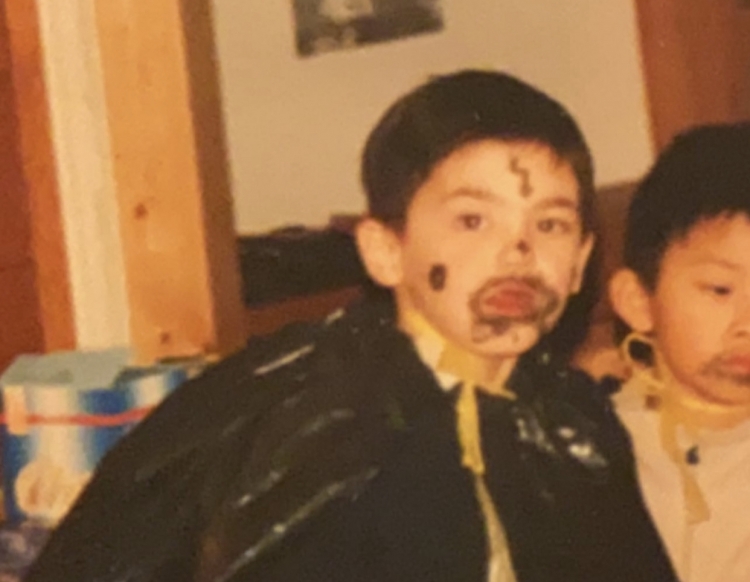 Ky fëmijë simpatik sot cilësohet si një nga meshkujt më të bukur të showbizit shqiptar!