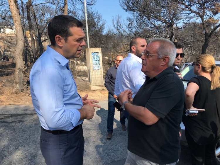 Tsipras në terren, shikon pasojat që shkaktoi zjarri në Athinë