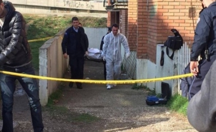 Gjendet e pajetë në shtëpinë e saj në Vlorë një 60-vjeçare, policia dyshon se ka konsumuar medikamente të ndryshme