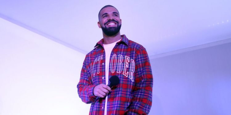 Drake rrëzon Justin Bieber nga piedestali