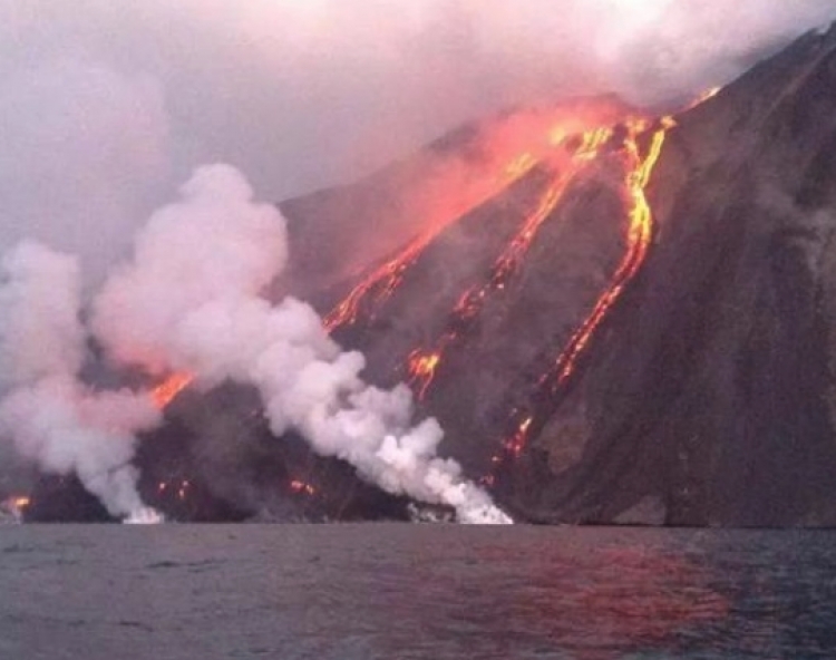 Shpërthimi i vullkanit në Itali, turistët hidhen në det për të shpëtuar [VIDEO]