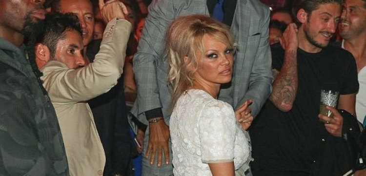 Pamela Anderson nuk humbet kohë, ja në krahët e kujt është  [FOTO]