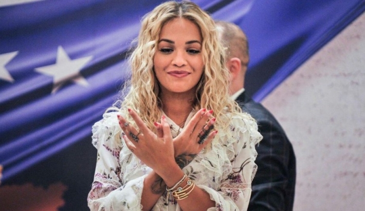 Konfirmohet ardhja e Rita Ora-s në Shqipëri! Ja kur mund ta shihni këngëtaren në Tiranë [FOTO]