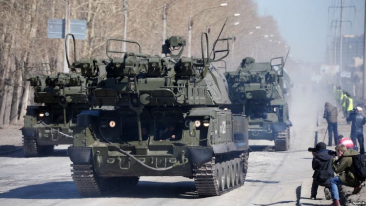Acarohet situata: Rusia dërgon armatime të rënda në kufi me Korenë
