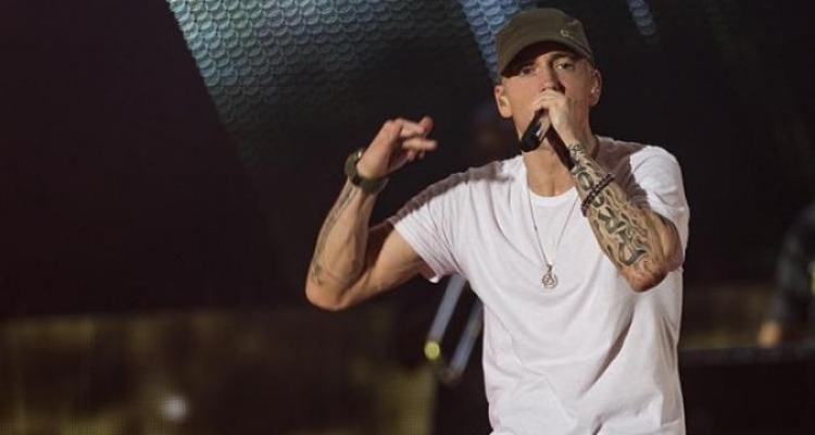 Mënyra që përdor Eminem për ndihmuar fëmijët e varfër [FOTO]