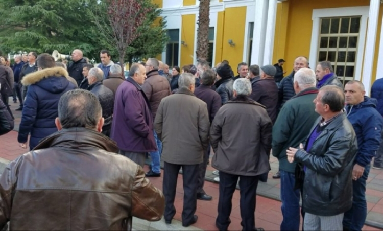 2 vjet pa marrë rrogat, 200 qytetarë që kanë punuar në By Pass-in e Vlorës protestë tek Drejtoria e Rrugëve