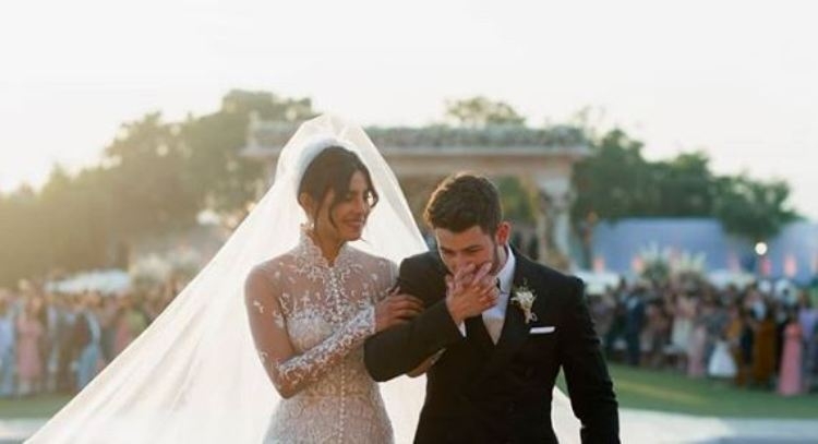 Festimet e dasmës nuk kanë të ndalur. Priyanka Chopra dhe Nick Jonas organizojnë ceremoninë e dytë…[FOTO]