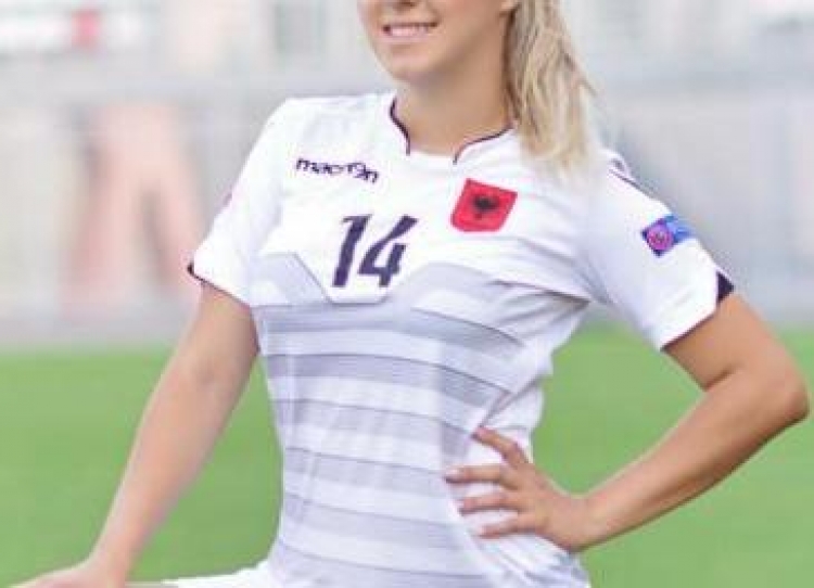 Kjo është futbollistja shqiptare që po çmend fansat në rrjetet sociale [FOTO]