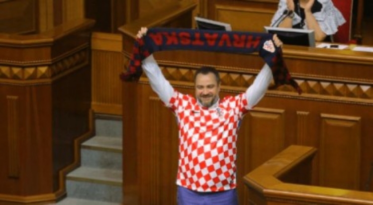 Rusi 2018/ Presidenti i Urkainës mbështet Kroacinë dhe çmend rusët, me këtë gjest në parlament! [Foto]