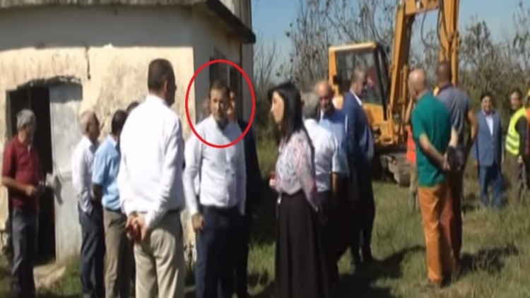 Denoncimi i PD: I kërkuari për vdekjen e Arditit, shëtit me qeveritarë  [VIDEO]