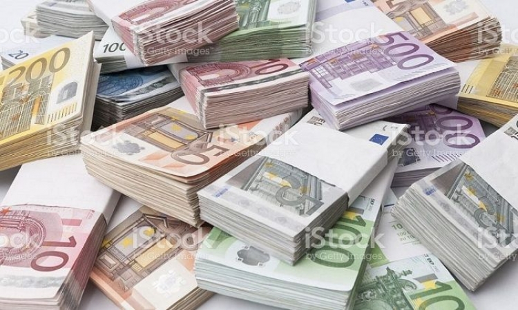 Bllokohen 1.2 milion euro në një bankë. Dyshimet e para