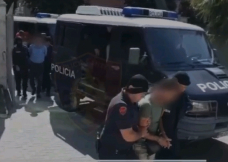 Armë dhe drogë në Krujë, anëtar i bandës dhe një polic [VIDEO]