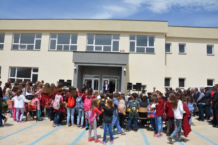 Pjesa më e madhe e mësuesëve në Tiranë për 10 minuta kanë ndërprerë mësimin në shenjë solidarizimi me studentët