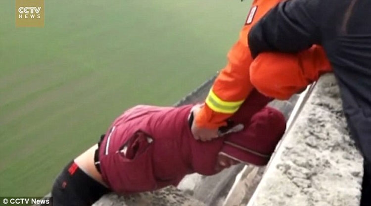 Momenti drithërues i shpëtimit të një të riu nga rënia prej katit të 30-të [VIDEO]