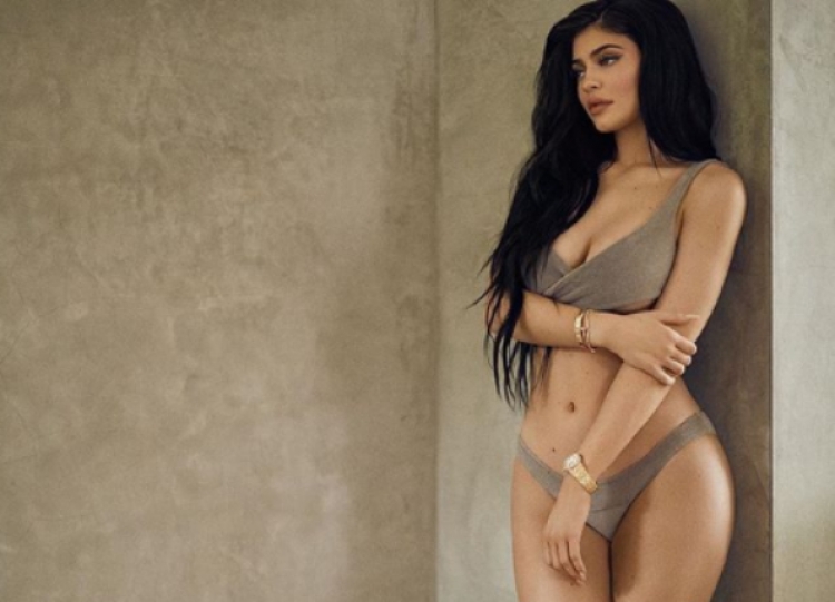 E vërtetë apo thashethem? A i ka fshirë Kylie Jenner të gjitha fotot e Stormyt nga rrjetet sociale? Përgjigjen e jep me...[VIDEO]