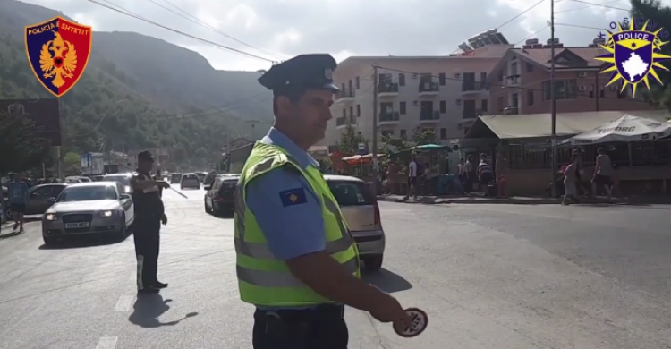 Policia shqiptare dhe ajo kosovare bëhen bashkë, kanë një mesazh sensibilizues për drejtuesit e mjeteve [VIDEO]