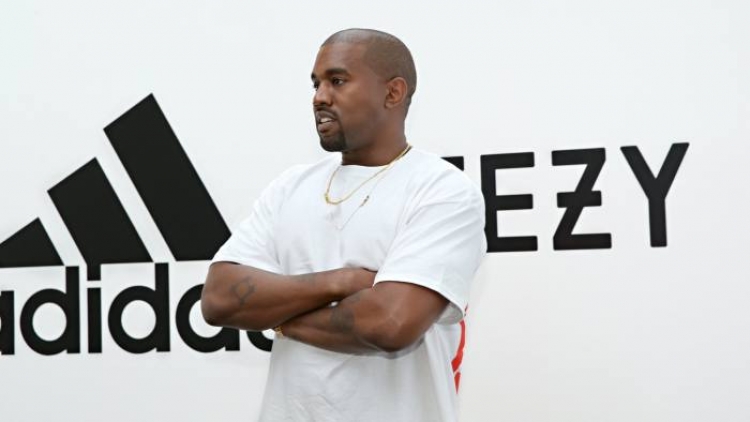 Kanye West dhe Apple shkojnë 'kokë më kokë' këtë të Premte në betejën e shitjeve!
