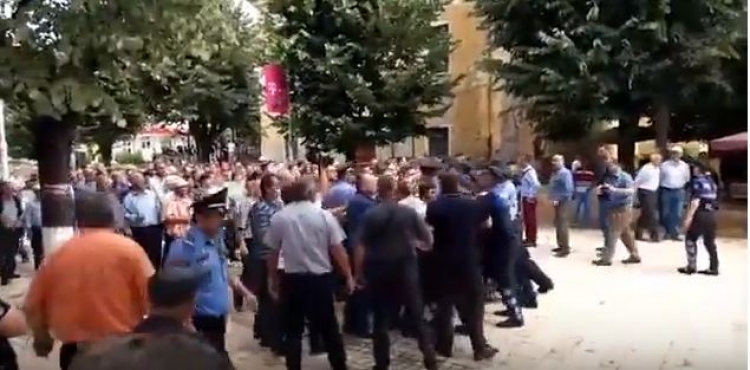 Rama pritet me protestë në Dibër, PD: Policia dhunoi deputetin Gjunkshi[VIDEO]