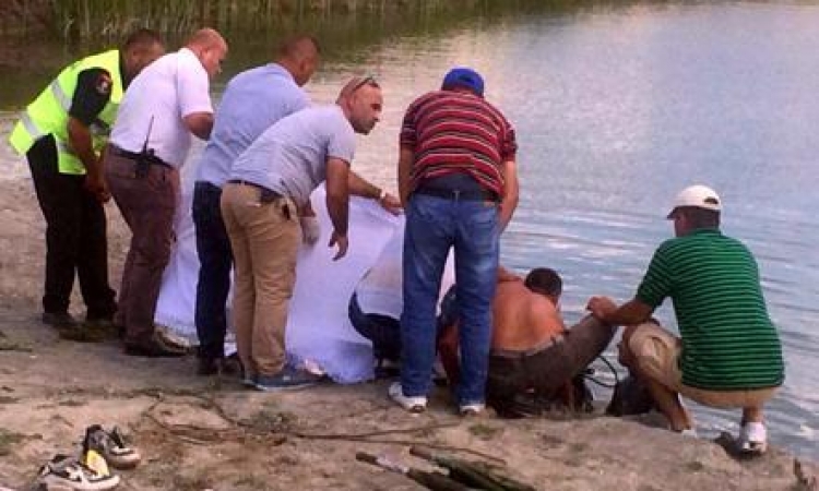 Detaje nga mbytja e të miturit në Durrës. Gjenden rrobat pranë ish-vaskës së peshkimit [FOTO]