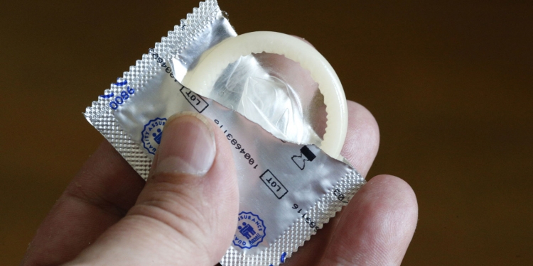 Reklama më e çuditshme për prezervativ [VIDEO]