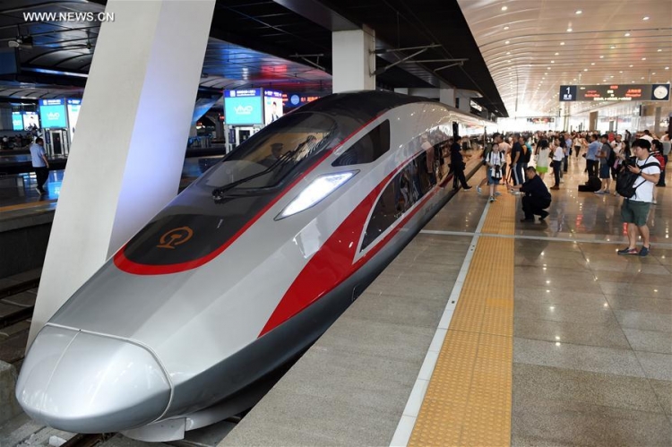 Kina lançon trenin më të ri me shpejtësi të lartë. Udhëton me rreth 350 kilometra në orë [VIDEO]