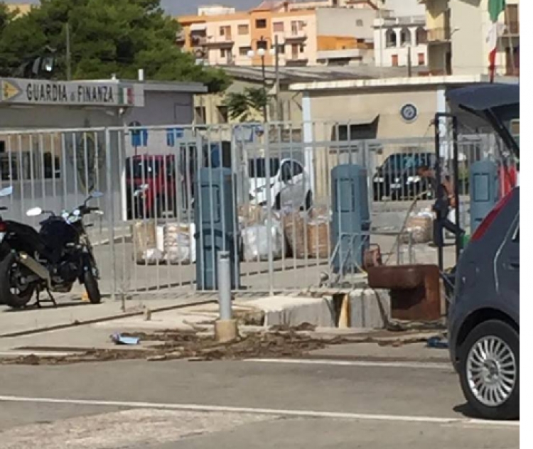 Pesë orë ndjekje në det, policia italiane bllokon skafin me 2.5 ton hashash