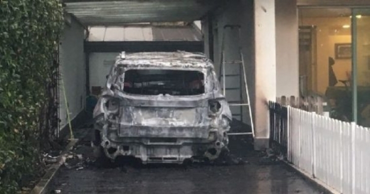 Shkrumbohet gjatë natës një automjet tip “Lexus” në Vlorë, policia: ”Është djegur qëllimisht”