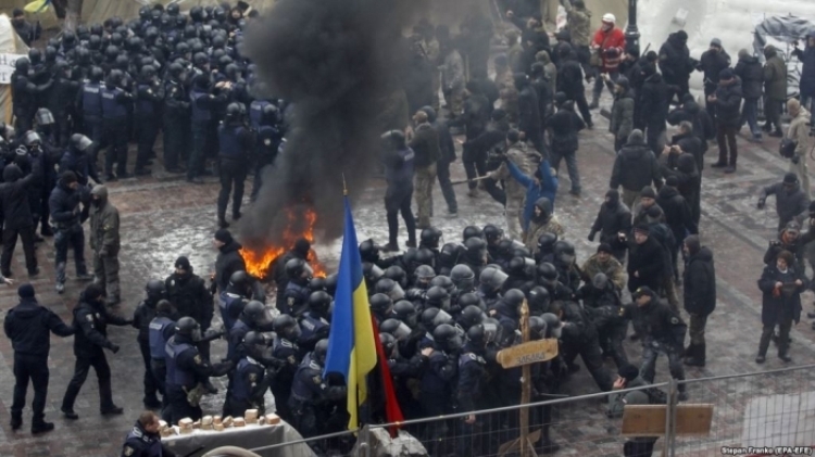 Protesta të dhunshme në Ukrainë në afërsi të parlamentit, qytetarët përleshen me policinë