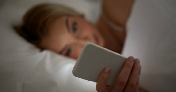 Ja Arsyet Pse Nuk Bën Ta Përdorni Telefonin Gjatë Natës Ja çfarë I Shkakton Shëndetit Tuaj