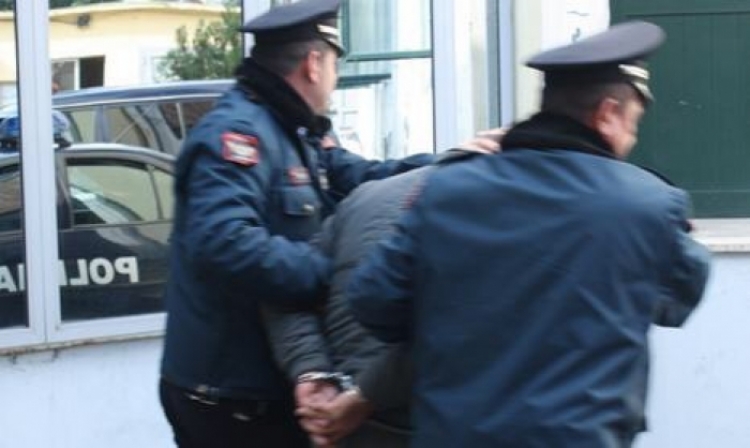 Elbasan, arrestohet 33-vjeçari Olgert Ferracaku, policia i sekuestron një përforcues grushti