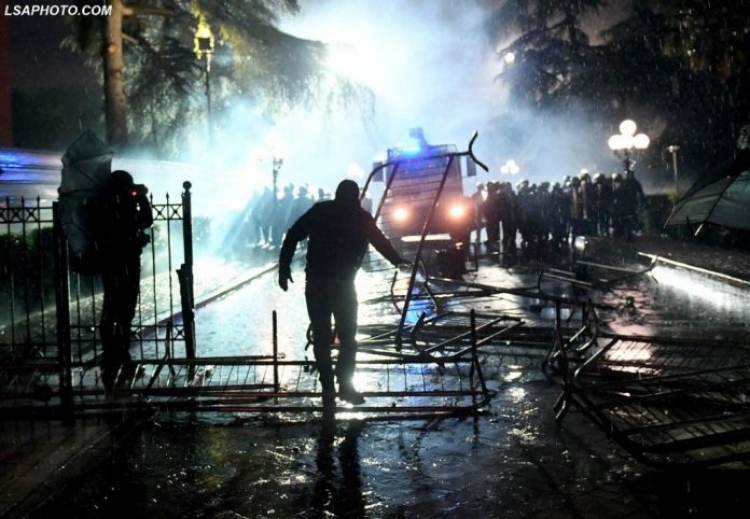 Agravohet situata në protestë, ka disa policë të plagosur, reagon ministri Lleshaj: Për këtë do të ketë përgjegjësi përpara ligjit [FOTO]