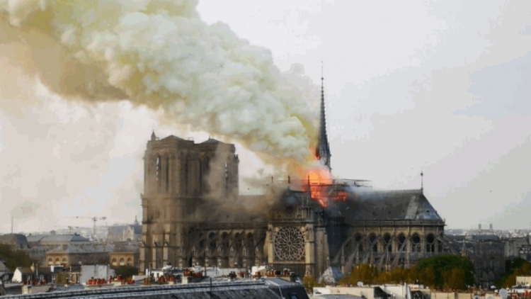 Zjarr i madh, digjet katedralja e 'Notre-Dame' në Paris [VIDEO]