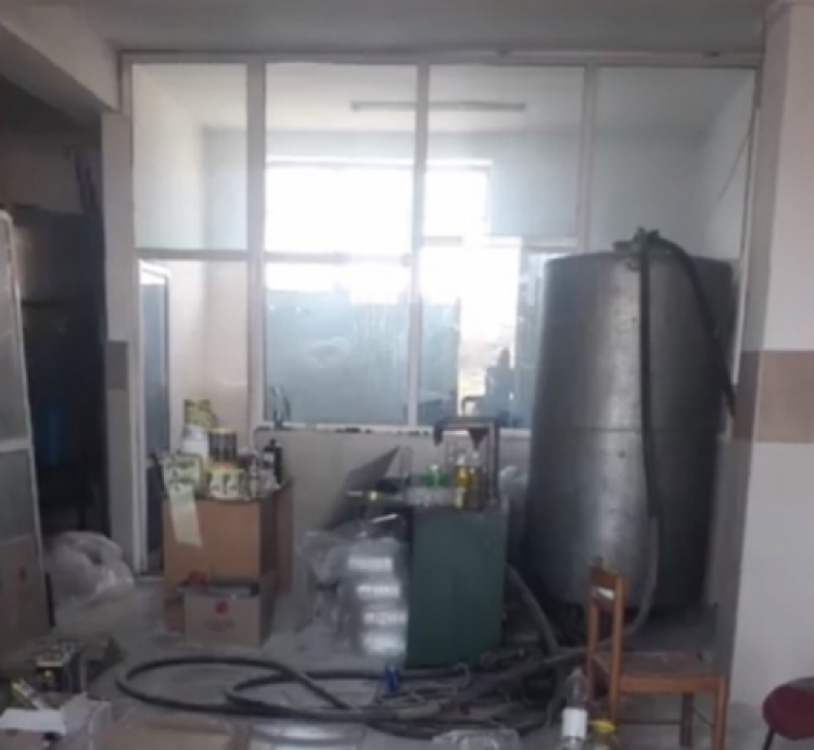 Korçë, zbulohet punishtja e tmerrshme ku falsifikohej vaji ushqimor me etiketa greke, arrestohet pronari, një ish-i dënuar