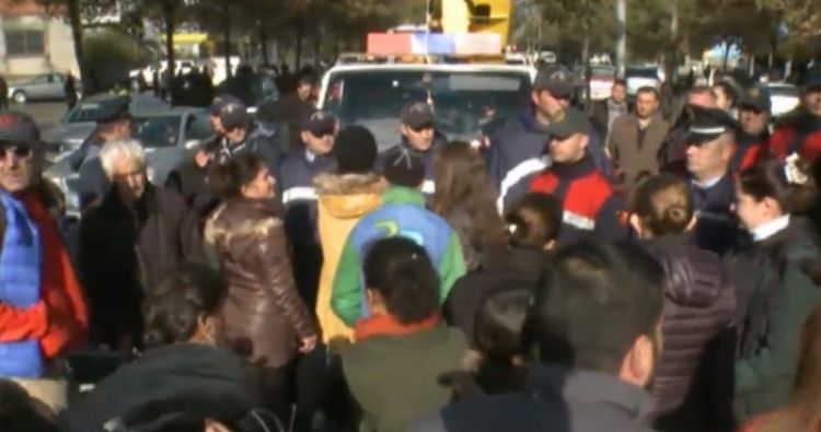 Përplasje e fortë e banorëve të Astirit, marrin ''peng'' makinën e policisë