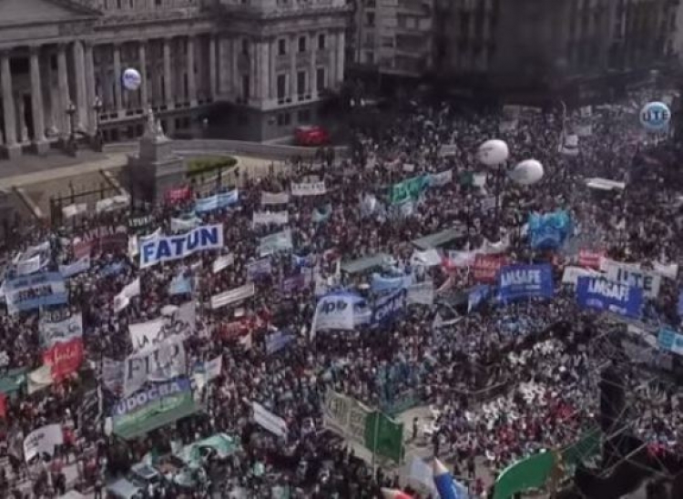 Mësuesit në protestë masive për rroga më të larta [VIDEO]