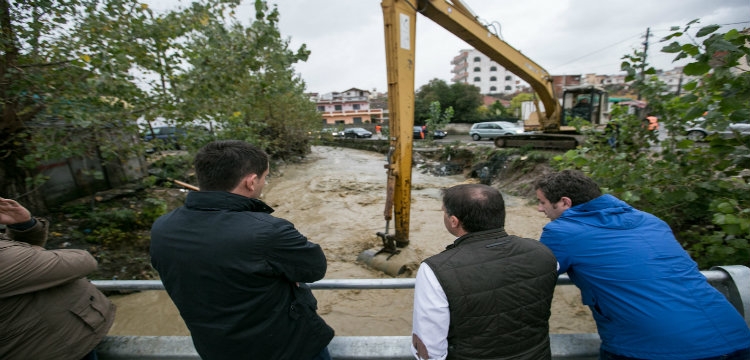 Veliaj inspekton urën e Shkozës, apel kryeqytetasve: Qendroni në shtëpi!