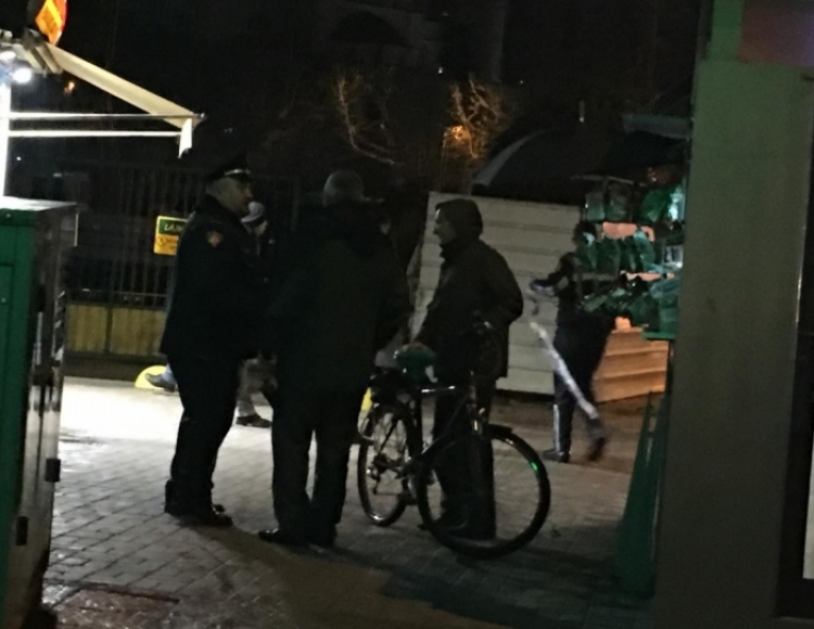 Horror në Tiranë: Një person pret damarët në mes të rrugës