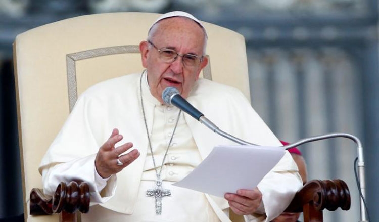 Papa Françesku: Gazetaria bazuar në thashetheme është një formë terrorizmi