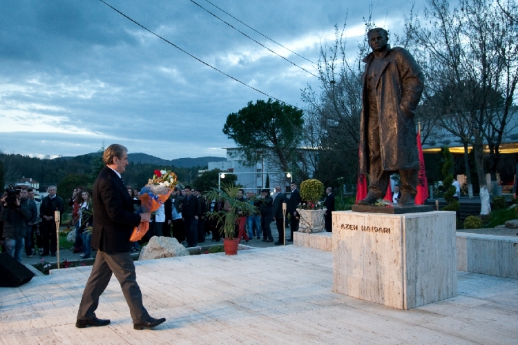 Dita e Rinisë. Berisha e Basha, homazhe te busti i Azem Hajdarit